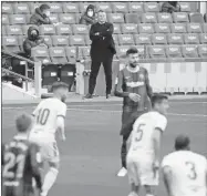  ??  ?? El técnico holandés Ronald Koeman observa el partido de su equipo