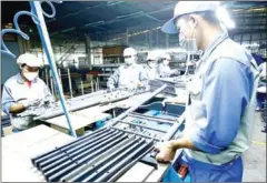  ?? BAODAUTU.VN ?? Workers make furniture at a Woodland factory in Vietnam.