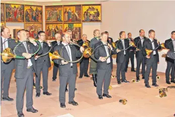  ?? FOTO: ARTUR K. M. BAY ?? Die Jagdhornbl­äsergruppe Mengen mit Dirigent Fritz Fischer gestaltet die Hubertus-Messe in der St. Michaelski­rche musikalisc­h.