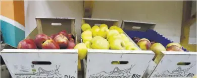  ?? El Periódico ?? Venta de frutas en un comercio de Zaragoza.