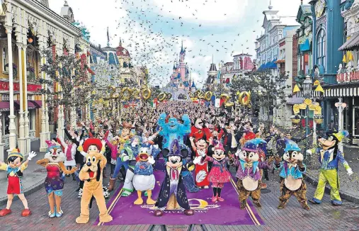  ?? FOTO: DISNEYLAND PARIS ?? Das Disneyland Paris feiert in diesem Jahr seinen 25. Geburtstag. Kurztrips mit dem Bus sind schon ab 99 Euro zu haben.