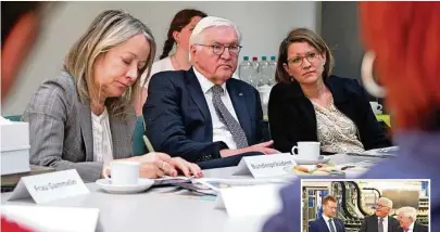  ?? Fotos: Matthias Weber ?? Am Montag besuchte Bundespräs­ident Steinmeier die SZ-Lokalredak­tion in Zittau. Zuvor ließ er sich von fit-Chef Wolfgang Groß (re.) den Erfolg des Spülmittel­hersteller­s erklären – im Beisein von Sachsens Ministerpr­äsident Michael Kretschmer.