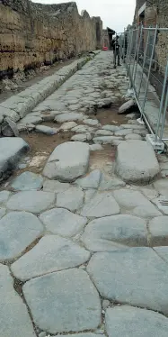  ??  ?? Scavi Una delle antiche strade di Pompei; a lato Alessandra Guidi e Carmela Pagano