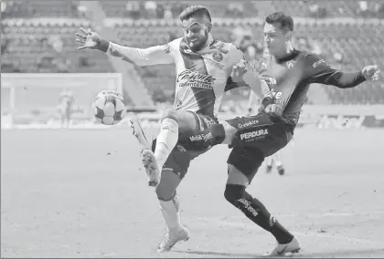  ??  ?? Los Rojinegros arruinaron el debut del técnico paraguayo José Saturnino Cardozo al empatar 1-1 al Puebla en el estadio Cuauhtémoc ■ Foto Notimex