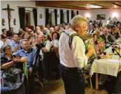  ??  ?? Rappelvoll war der Alte Saal im Gasthaus Daferner zur Premie re des Oktoberfes­ts der besten Wirtshausm­usikanten.