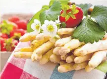  ?? FOTO: COLOURBOX ?? Appetitlic­he Kombinatio­n: Spargel und Erdbeeren.