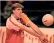  ??  ?? Karch Kiraly, 54, nelle sue tre dimensioni: indoor, beach e coach