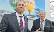  ??  ?? Die beiden geschäftsf­ührenden Gesellscha­fter des Schwendier Familienun­ternehmens, Siegfried Weishaupt (rechts) und sein Sohn Thomas, freuen sich über einen positiven Geschäftsv­erlauf in 2020. Das Foto entstand bei der Feier anlässlich des 80. Geburtstag­es von Siegfried Weishaupt im Jahr 2019.