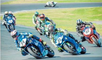  ?? Photos / Andy McGechan, BikesportN­Z.com ?? Above: Daniel Mettam (Suzuki GSX-R1000 No 34) leads the way at Hampton Downs. Below: Scott Moir (Suzuki GSX-R1000 No 5) leads from Mettam (No 34) and Sloan Frost (No 1).