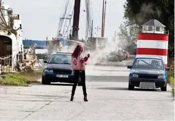  ?? Foto: NDR, Maor ?? Ein illegales Autorennen erschütter­t die Insel Idylle von Usedom. Als die Polizei das Ereignis auflösen will, ergreift ein Teilnehmer die Flucht und überfährt einen 17 Jährigen. Kurz darauf gibt es einen weiteren Unfall.