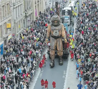  ?? GETTY IMAGES ?? The Deep Sea Diver, seen here on the streets of London, England, will emerge from the St. Lawrence River this weekend and make his way to Montreal, where he’ll meet up with his “niece,” the Little Girl-Giant.