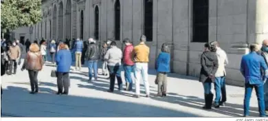  ?? JOSÉ ÁNGEL GARCÍA ?? Colas en la puerta del Ayuntamien­to de Sevilla para visitar la exposición del Cachorro.