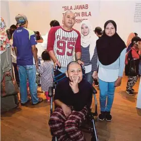  ??  ?? Ahmad Nizam bersama keluarga ketika ditemui di ruang ekspo.