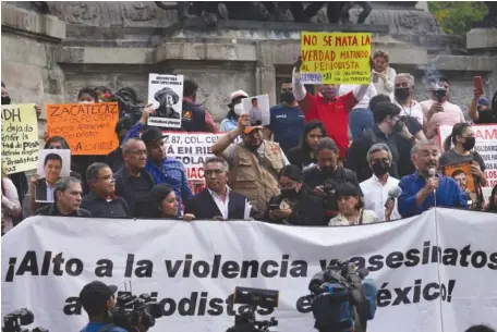  ?? AP PHOTO/MARCO UGARTE ?? Journalist­s protest Monday to draw attention to the latest wave of journalist killings at the Angel of Independen­ce monument in Mexico City.