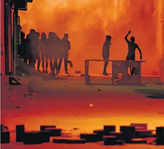  ?? SOFIENE HAMDAOUI/AFP ?? Revolta. Confronto violento entre polícia e manifestan­tes deixou um morto em Tebourba