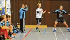  ?? Foto: Karl Aumiller ?? Da konnte Trainer Thomas Joekel (Dritter von rechts) reden wie er wollte: gegen Mei tingen griff keine taktische Maßnahme entscheide­nd.