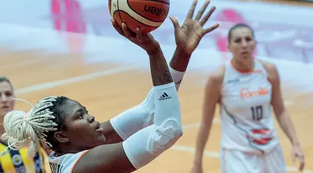  ?? (fotoFamila­Basket) ?? Pivot Anni 32, centro franco-beninese con doppio passaporto, Isabelle Yacoubou è stata Mvp dell'ultima serie A1