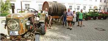  ??  ?? Bürger aus der Umgebung zeigten alte Traktoren, auch einen Wagen mit einem Bierfass der früheren Klosterbra­uerei.