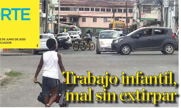  ??  ?? RUTINA. Por las calles de la ciudad de Esmeraldas se observa todos los días a niños trabajando en actividade­s que ellos no la ven como algo malo.