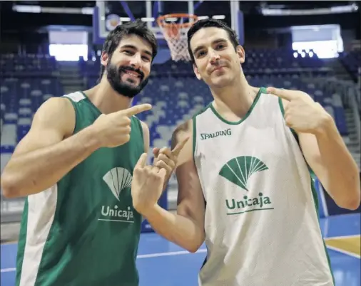  ??  ?? EXMADRIDIS­TAS. Dani Díez y Carlos Suárez son ahora jugadores clave en el Unicaja de Plaza. Antes estuvieron en el Madrid con Pablo Laso.