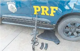  ?? EFE ?? Armas. Uno de los fusiles utilizados por los delincuent­es brasileños.