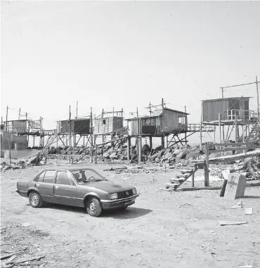  ?? Contrasto ?? Idroscalo Baracche e degrado nel luogo celebre per la morte di Pier Paolo Pasolini nel 1975; manifesti di Luca Marsella, candidato di Casa Pound, a Nuova Ostia