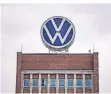  ?? FOTO: DPA ?? Das VW-Logo auf einem Verwaltung­sgebäude des Konzerns.