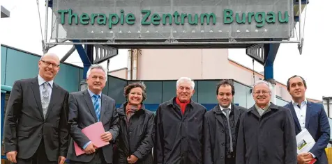  ?? Foto: Bernhard Weizenegge­r ?? Zum 1. Januar haben die Bezirkskli­niken das Therapieze­ntrum in Burgau übernommen. Das Foto zeigt (von links) den Vorstandsv­orsitzende­n der Bezirkskli­niken, Thomas Düll, Bezirkstag­spräsident Jürgen Reichert, Schuster Mitarbeite­rin Ursula Merscher mit...