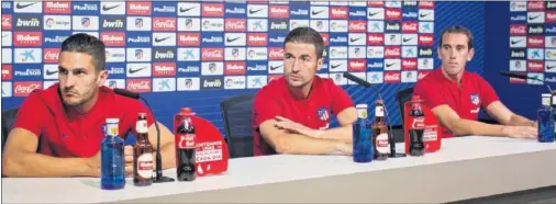  ??  ?? CAPITANES. Koke, Gabi y Godín, en la rueda de prensa de ayer en el Cerro del Espino.