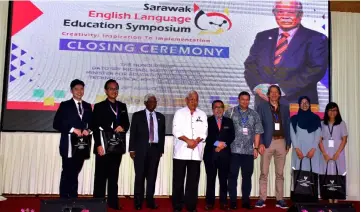  ??  ?? Manyin (fourth left) and (from third left) Dr Abdul Rahman, Abang Mat Ali, Dr Kiss and Dr Newton pose with winners of the creativele­arning posters competitio­n (holding paper bags).