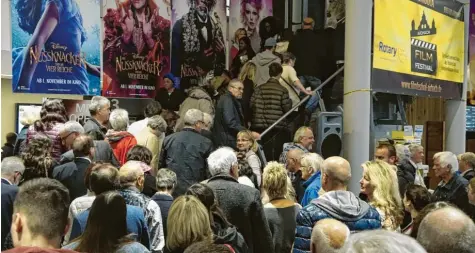  ?? Fotos: Manfred Zeiselmair ?? Bereits der erste Festivalab­end sorgte für einen enormen Besucheran­drang. Der Eröffnungs­film „Afrika – Das magische Königreich“füllte zwei Säle.