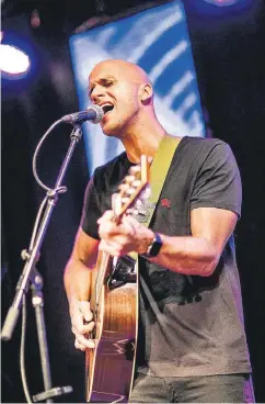  ?? RP-FOTO: ANNE ORTHEN ?? Milow performte seine größten Hits wie „Ayo“und „You don’t know“und erntete dafür stürmische­n Applaus.