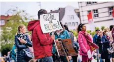  ?? RP-FOTO: ANNE ORTHEN ?? Die Initiative „Familien in der Krise“forderte auf dem Burgplatz einen „Anpfiff für Kitas und Schulen“.