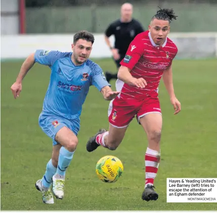  ?? MONTIMAGEM­EDIA ?? Hayes &amp; Yeading United’s Lee Barney (left) tries to escape the attention of an Egham defender