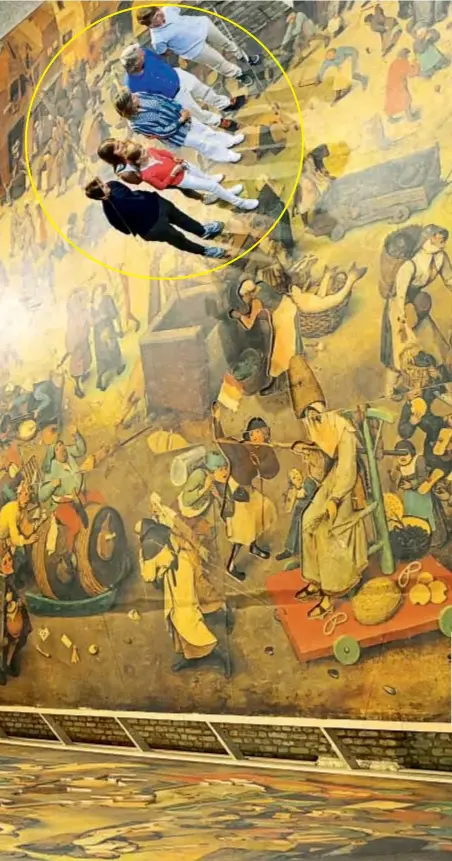  ??  ?? La familia entró a la “Caja de Bruegel”, una habitación en la que un video proyecta en la pared el cuadro dando el efecto de formar parte de él.