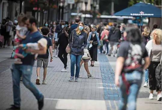  ?? Foto: Pierre Matgé ?? Die Hygiene- und Abstandsre­geln werden auch weiterhin nötig sein. Deshalb müssen die Vorschrift­en über das Ende des Ausnahmezu­stands hinaus verlängert werden.