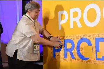  ??  ?? PLEDGE. Dr. Juan Antonio Perez III, Executive Director of the Commission on Population makes a pledge for family planning in the workplace.