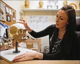  ?? AKRON BEACON JOURNAL/OHIO.COM ?? Samantha Molnar, a forensic artist for the Ohio Bureau of Criminal Investigat­ion, works on the early stages of a Jane Doe at her office in London, near Columbus.