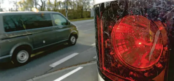  ?? Foto: Silvio Wyszengrad ?? Seit für Verkehrssü­nden strengere Bußgelder verhängt werden, hat die Polizei bereits Fahrverbot­e im dreistelli­gen Bereich erteilt – innerhalb von sechs Tagen. Die strengeren Regeln polarisier­en. Manche halten sie für überzogen, andere sagen, die Autofahrer seien selbst schuld, wenn sie erwischt werden.