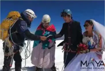  ??  ?? JHONNY dan Heydi ketika berkahwin di puncak Gunung Illimani.