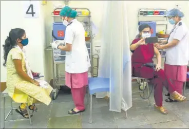  ?? HT PHOTOS: ANSHUMAN POYREKAR ?? Health workers being administer­ed the Covid-19 vaccine at BYL Nair Hospital at Mumbai Central on Friday.