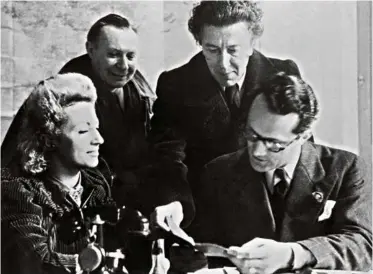  ?? (UNITED ARCHIVES/103 KPA ARCHIVAL COLLECTION) ?? De haut en bas et de g. à dr,. le sculpteur Chaim Jacob Lipchitz, l’écrivain André Breton, son épouse Jacqueline et Varian Fry à la villa Air-Bel à Marseille, en 1940.