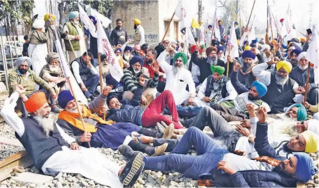  ?? Agence France-presse ?? ↑
Farmers block railway tracks during a protest against the central government’s agricultur­al reforms near Amritsar, Punjab, on Thursday.