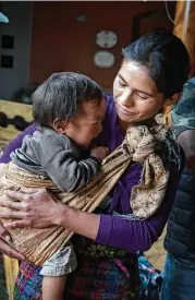  ??  ?? Victor Hernández Sica llora en brazos de su madre, Juana Sica Juárez, en Casa de Fe, donde residen mientras él es tratado en un hospital de Antigua.