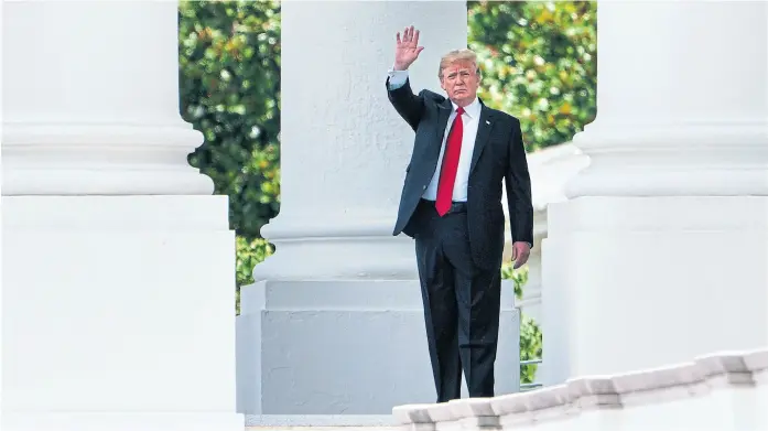  ?? Brendan SmialowSki/afp ?? Trump, ayer, en la Casa Blanca, antes de emprender un viaje a Montana