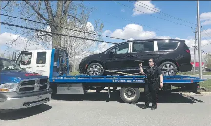  ?? DANIEL J. ROWE ?? Kahnawake peacekeepe­r Jennifer Stacey stops a potentiall­y fraudulent vehicle purchase last month in the Kahnawake Mohawk territory. The vehicle was destined for a member of the Mikinak community, which is not recognized by Indigenous and Northern...
