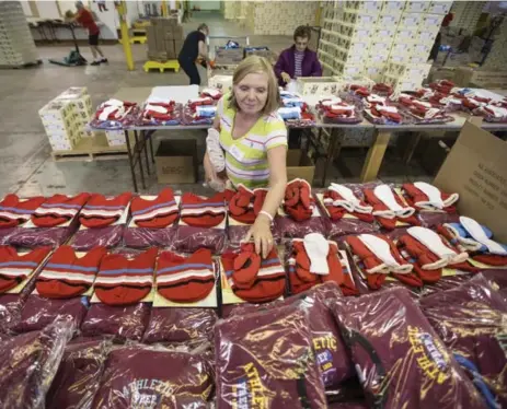  ?? BERNARD WEIL/TORONTO STAR ?? Volunteer Kathie Keating sorts gifts that will be packed inside Santa Claus Fund boxes, which will be delivered to kids who really need them.