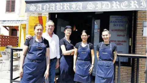  ?? ?? Elvira Martínez (primera por la izquierda) y José Manuel Cifuentes, junto a las otras trabajador­as en la puerta del restaurant­e.