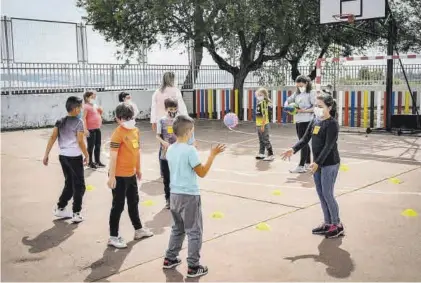  ??  ?? Uno de los dos grupos en los que se divide 3º de Primaria para hacer el taller, en el patio del CEIP Nuestra Señora de Fátima.