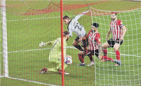  ??  ?? Sunderland defenders can’t stop Plymouth scoring their first goal of the evening.